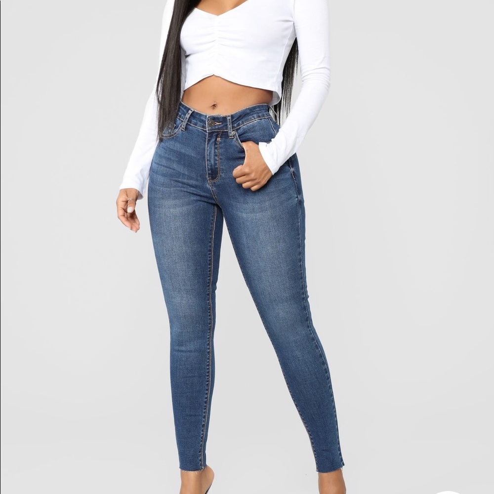 Cropped butt lifting jeans